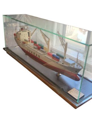 M/S SAN JUANN, Ivaran rederi, skipsmodell i glassmonter