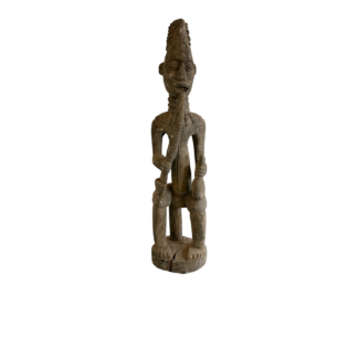 Utskåret afrikansk figur i tre