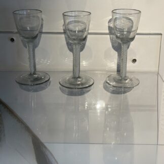 3 vinglass fra Hurdal